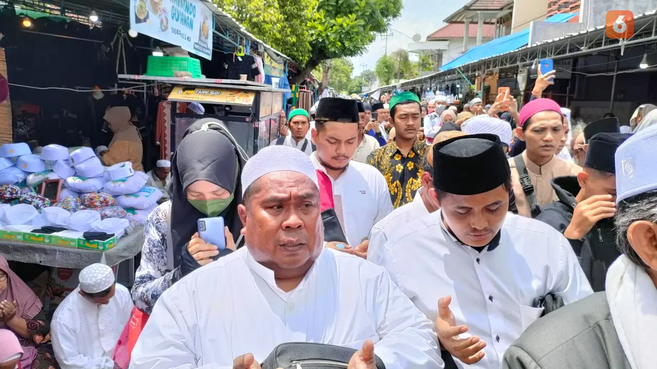 Jamaah asal Jakarta Rela Panas-panasan demi ikuti Haul Habib Ali di Solo