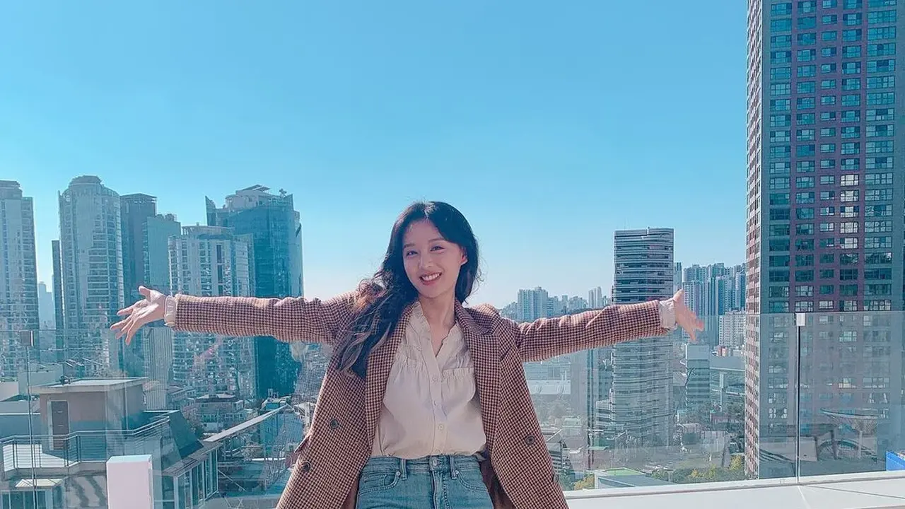 8 Inspirasi Outfit Ngantor dari Kim Ji Won yang Bakal Fan Meeting di Indonesia, Hadirkan Vibes Budak Korporat hingga Lady Boss