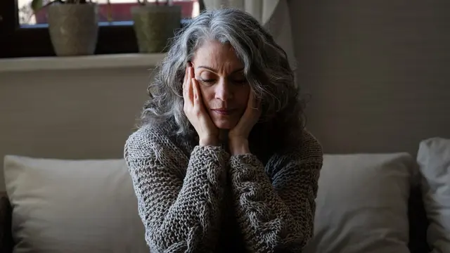Seorang wanita tampak sedang merenung sambil menopang dagunya dengan kedua tangan (Foto Dok: Freepik/freepik)