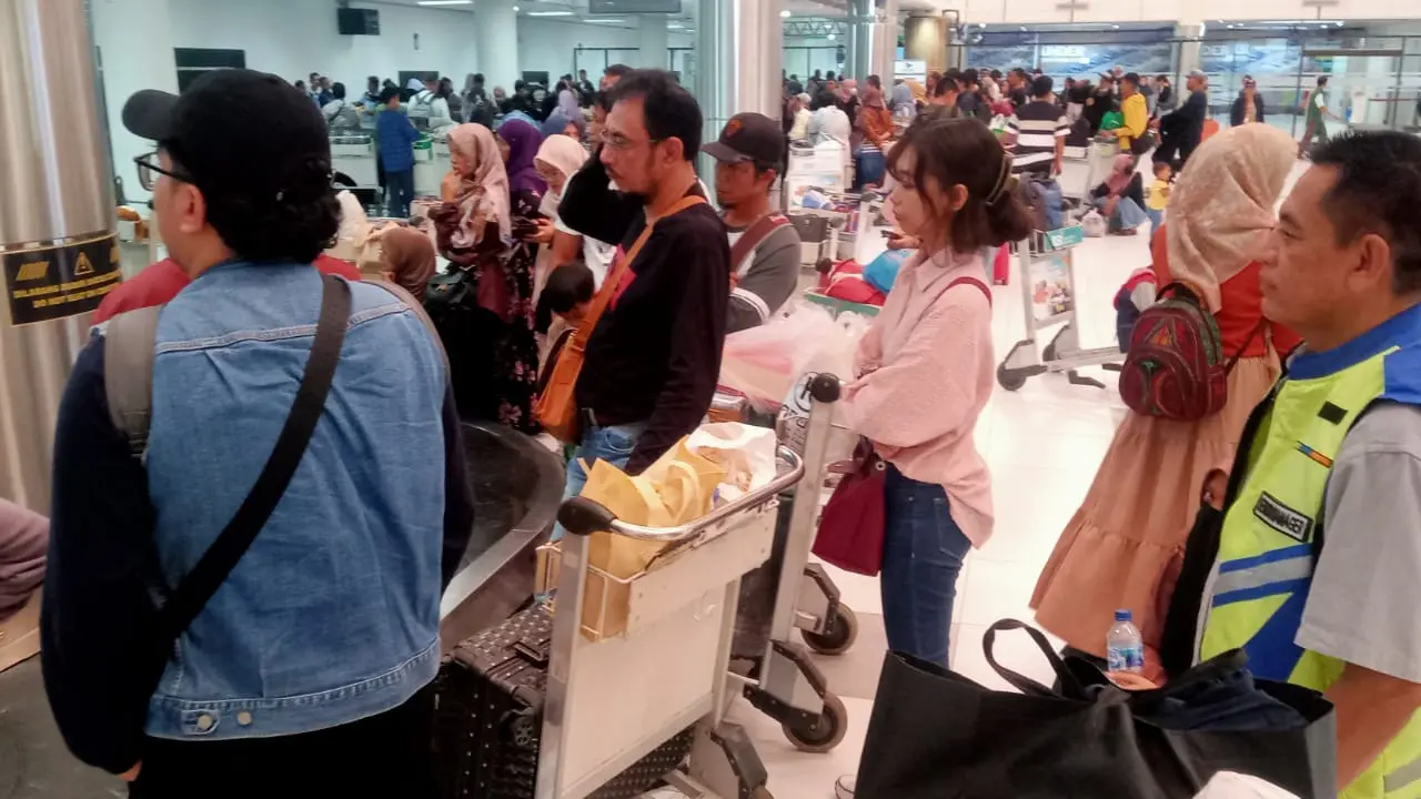 Arus balik jalur  udara Penumpang padati ruang  pengambilan bagasi  Bandra Batam. (Liputan6.com/Ajang Nurdin)