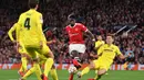 Manchester United gantian mengancam gawang Villarreal pada menit ke-37. Sepakan jarak jauh Paul Pogba masih dapat diamankan kiper Villarreal, Geronimo Rulli. (AFP/Anthony Devlin)
