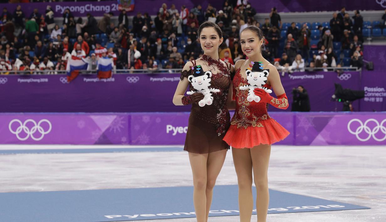 Atlet skating peraih medali emas asal Rusia, Alina Zagitova (kanan) berpose dengan rekan senegaranya yang juga meraih medali perak Evgenia Medvedeva di Olimpiade Musim Dingin Pyeongchang 2018, Korea Selatan, Jumat (23/2).  (AP Photo/David J. Phillip)