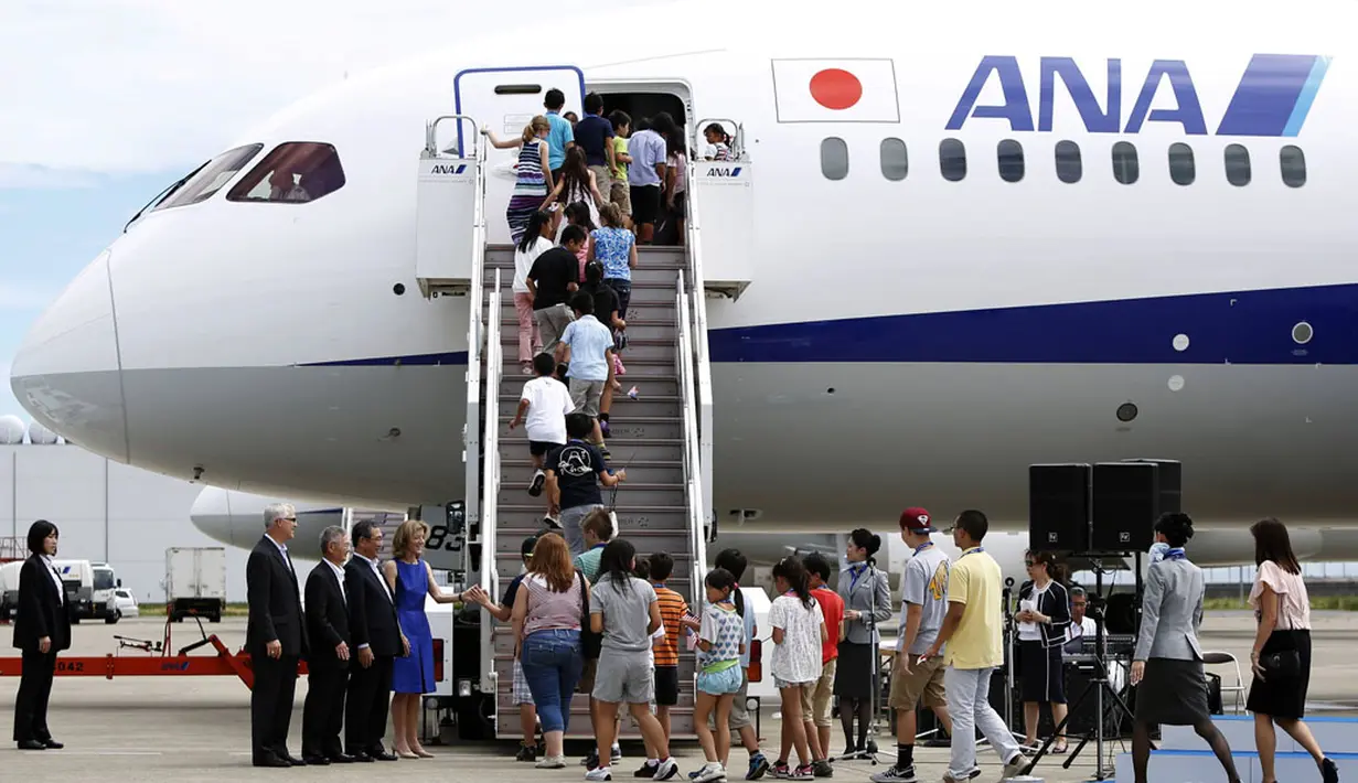Sejumlah anak-anak berbaris memasuki pesawat Boeing 787-9 Dreamliner All Nippon Airways (ANA) di Bandara Haneda, Tokyo, Jepang, (4/8/2014). (REUTERS/Yuya Shino)  