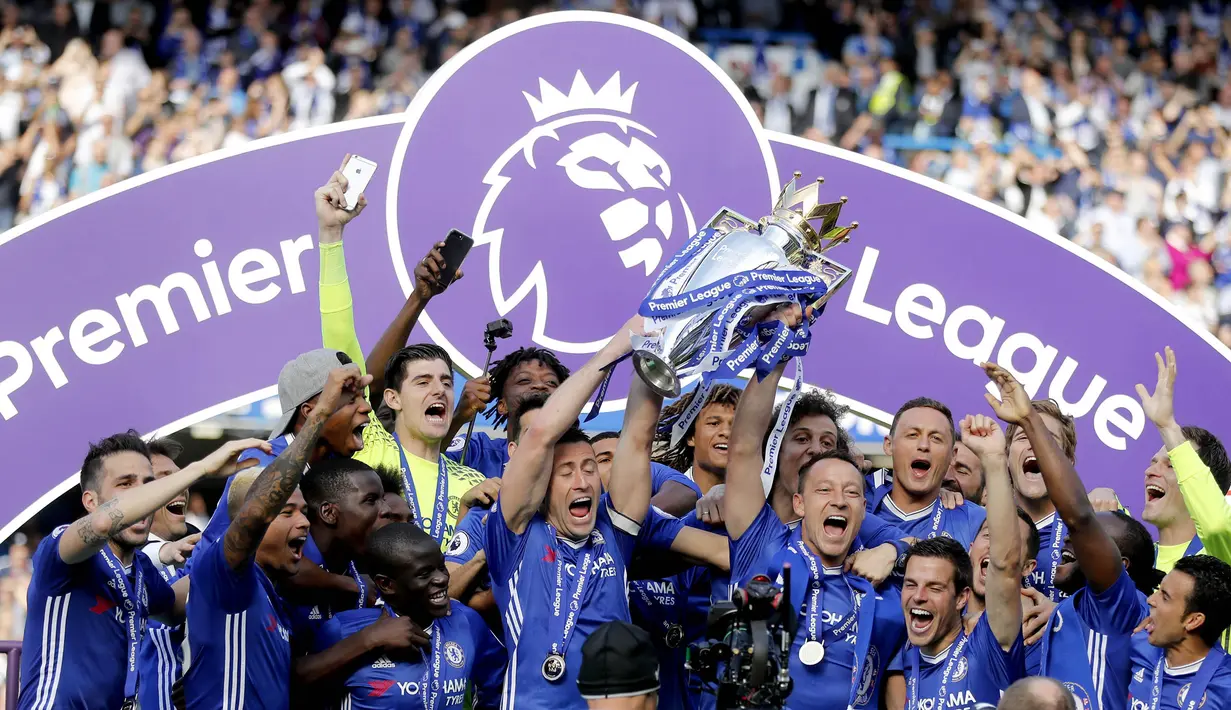 Kapten Chelsea, John Terry, bersama rekannya mengangkat trofi Premier League 2016/2017 usai laga melawan Sunderland di Stamford Bridge, Minggu (21/5/2017). Terry resmi mengakhiri kiprahnya selama 22 tahun di Chelsea. (AP/Frank Augstein)