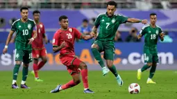 Timnas Arab Saudi meraih kemenangan dramatis 2-1 atas Oman dalam pertandingan Grup F Piala Asia 2023. Pertandingan ini menjadi sorotan karena gol kemenangan yang tercipta pada menit-menit akhir dari Ali Al Bulayahi. (AP Photo/Aijaz Rahi)