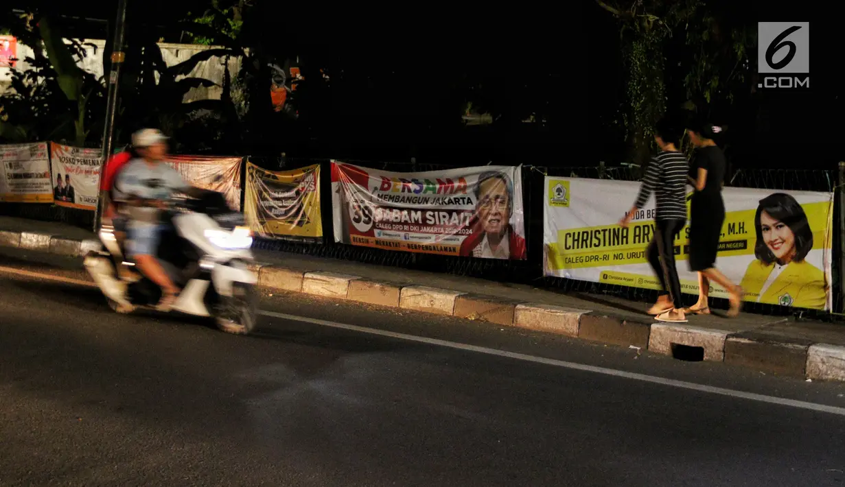 Spanduk-spanduk calon legislatif (caleg) terpampang di sepanjang Jalan Bintaro Permai, Jakarta, Kamis (3/1/2019). Penempatan spanduk di pagar-pagar trotoar dan dinding bengunan membuatnya terlihat semrawut. (Liputan6.com/JohanTallo)