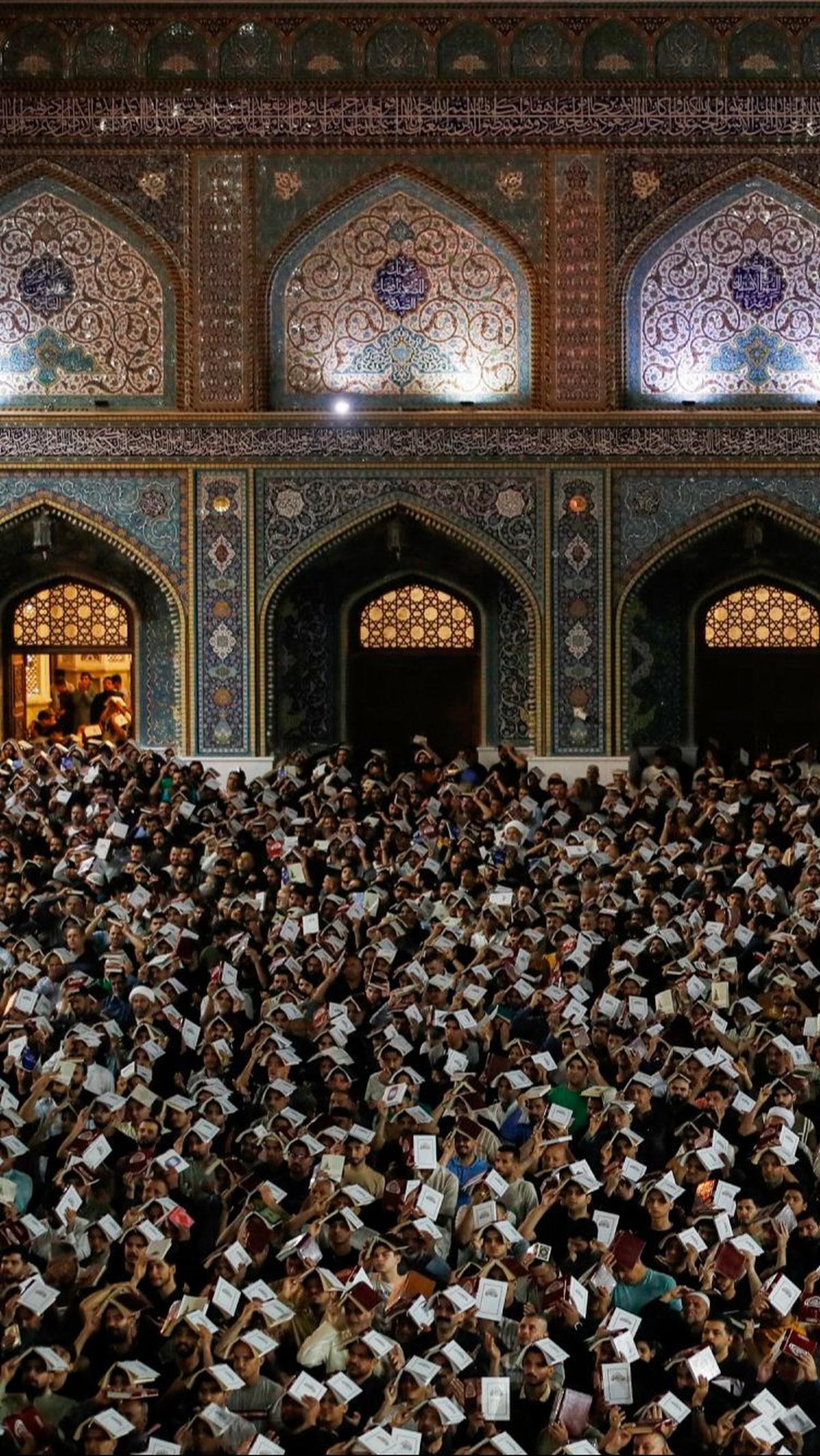 Dalam momen tersebut para jemaah berlomba-lomba memperbanyak doa, zikir, dan lantunan ayat suci Alquran.&nbsp;AHMAD AL-RUBAYE / AFP