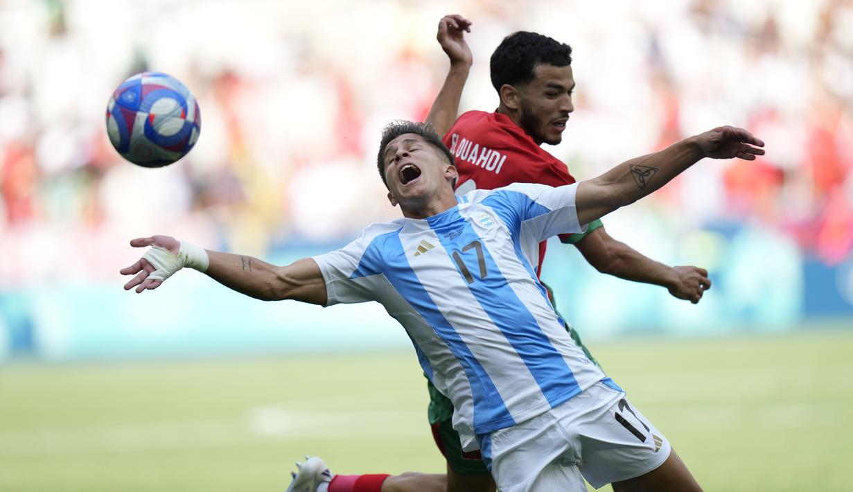 Kontroversi pun akhirnya muncul ditandai dengan tambahan waktu jelang berakhirnya babak kedua sebanyak 15 menit. Hal tersebut memancing amarah para pendukung Maroko.