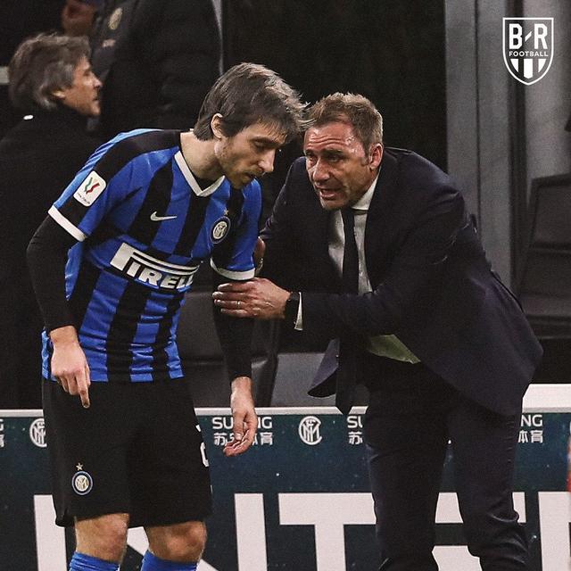 Foto Editan Pemain Bertukar Gaya Rambut dengan Pelatih