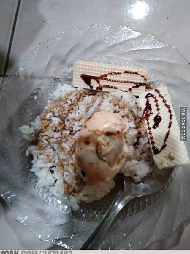 6 Potret Es Krim Campur Makanan Ini Nyeleneh, Bikin Geleng Kepala