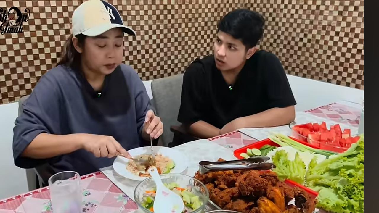 Soimah Begitu Lahap Makan Khas Masakan Thailand di Rumah Jirayut 'Enak Nih