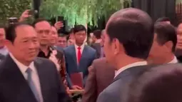 Pernikahan Rasyid, putra Hatta Rajasa, dengan Tamara, cucu Jusuf Kalla, menjadi ajang pertemuan tokoh-tokoh besar. SBY dan Jusuf Kalla bahkan didapuk menjadi saksi pernikahan, menambah makna dalam acara tersebut. Keberadaan mereka semakin memperkuat kesan kekeluargaan di antara para pemimpin.  (Liputan6.com/IG/@jokowi)