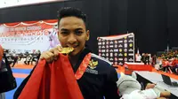 Karateka Indonesia Ahmad Zigi Zaresta menengadah usai memastikan kemenangan di final Junior Kata Male di WKF  World Junior, Cadet and U-21 Championship 2015 di ICE Serpong, Kamis (12/11/2015). (Liputan6.com/Helmi Fithriansyah)