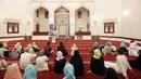 Wisatawan asing belajar tentang puasa dan budaya Uni Emirat Arab (UEA) selama Ramadan di Masjid Jumeirah, Dubai, UEA, Jumat (17/5/2019). (REUTERS/Satish Kumar)