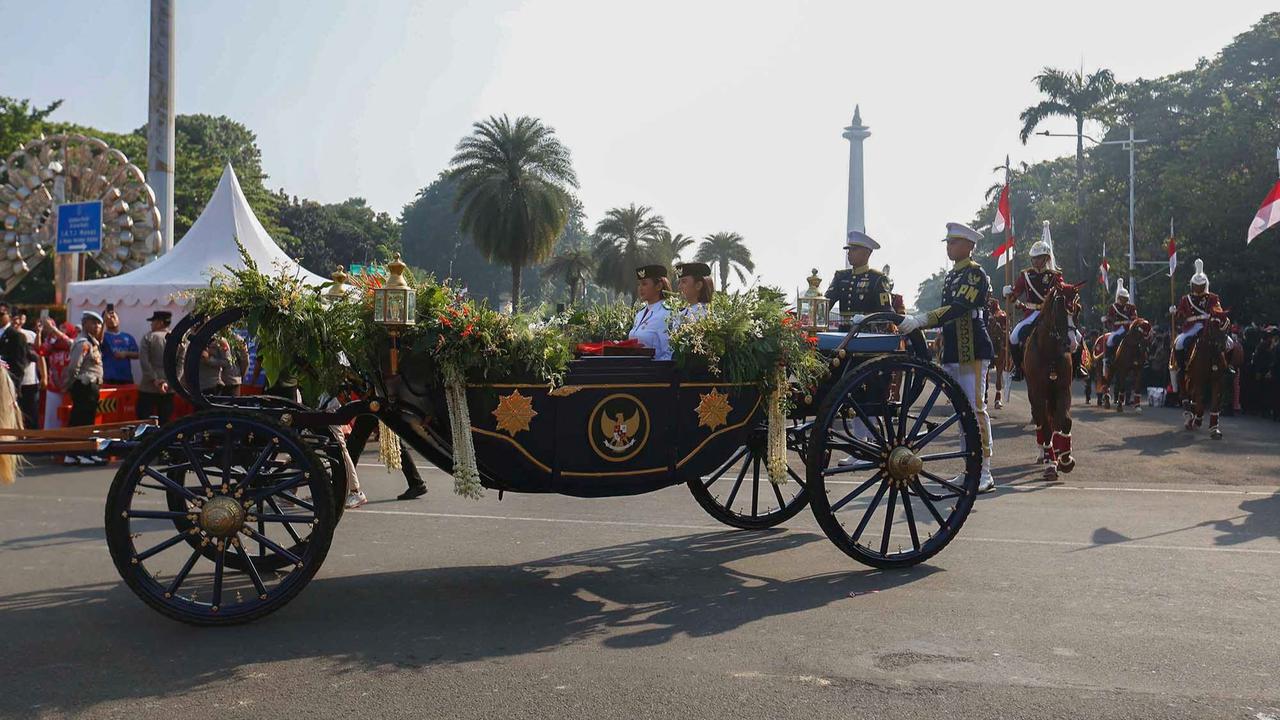 FOTO: Kirab Merah Putih Warnai HUT ke-80 RI di Jakarta