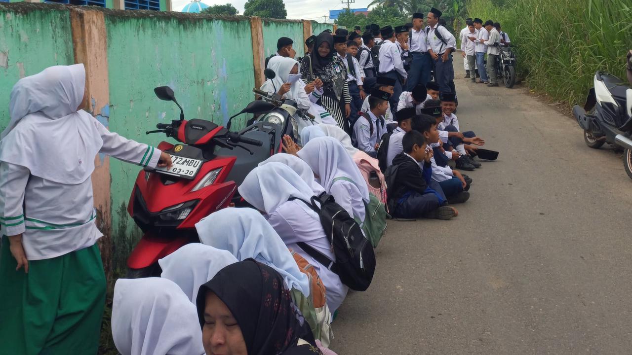 Potret Menyedihkan Ratusan Siswa Al-Washliyah Belajar di Pinggir Jalan karena Sekolahnya Disegel Pemkab Deli Serdang