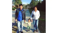David Dao penumpang United Airlines yang diseret turun dari pesawat saat bersama sang istri Teresa dan cucunya (Sumber: DailyMail)
