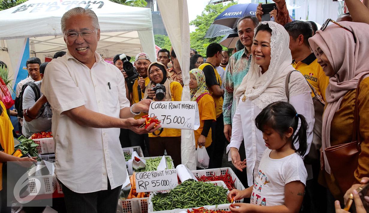 Mendag Enggartiasto Lukita di dampingi Yenny Wahid menujukan harga cabai pada acara kick off pasar murah di Kawasan SCBD, Jakarta (14/1). Acara ini digelar dalam rangka jelang perayaan imlek. (Liputan6.com/Fery Pradolo)