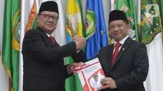 Menteri Dalam Negeri Tito Karnavian (kanan) menerima buku dari pejabat lama Tjahjo Kumolo saat  acara serah terima jabatan di Kantor Kemendagri, Jakarta, Rabu (23/10/2019). Presiden Jokowi resmi melantik Tito Karnavian menjadi mendagri dalam jajaran Kabinet Indonesia Maju. (merdeka.com/Imam Buhori)