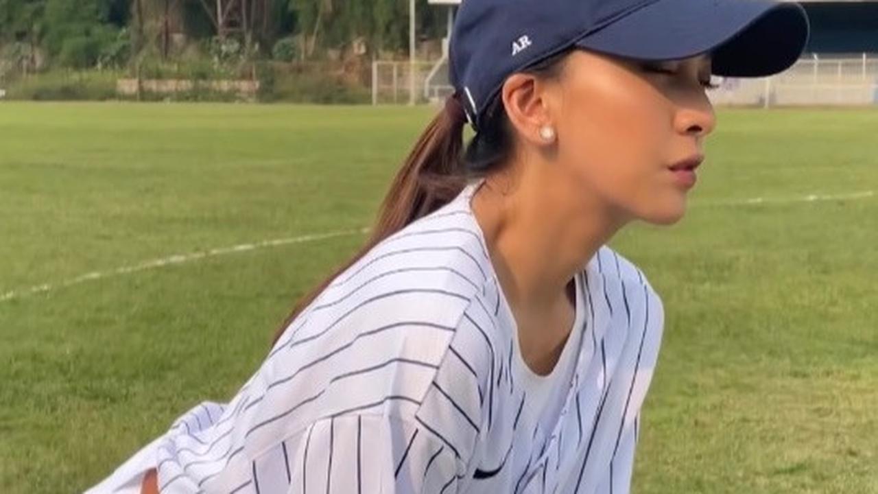 Alisia Rininta juga bergaya saat bermain baseball. Tampak ia menunggu pukulan bola. Pemeran Novia ini mengenakan baju baseball warna putih.