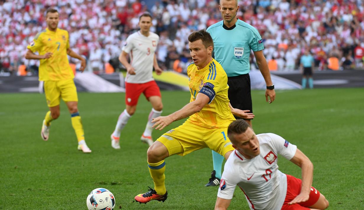 Ruslan Rotan sangat dominan di lapangan tengah Ukraina saat melawan Polandia. Kapten Ukraina ini berperan besar membuat Ukarina tidak kebobolan banyak gol. (AFP/Anne-Christine-Poujoulat)