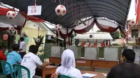 TPS Seru Bertaburan Bola Sepak Merah