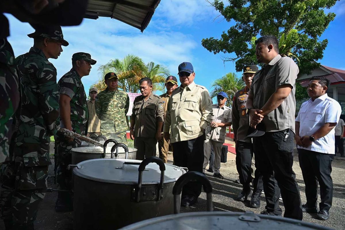FOTO: Prabowo Tinjau Pengungsian dan Beri Dukungan kepada Warga Terdampak