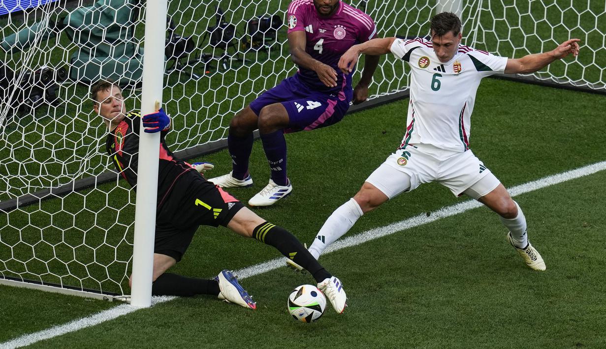 Kiper Jerman, Manuel Neuer (kiri) berebut bola dengan pemain Hungaria, Willi Orban saat laga Grup A Euro 2024 melawan Hungaria di Stuttgart Arena, Stuttgart, Jerman, Rabu (19/06/2024). (AP Photo/Themba Hadebe)