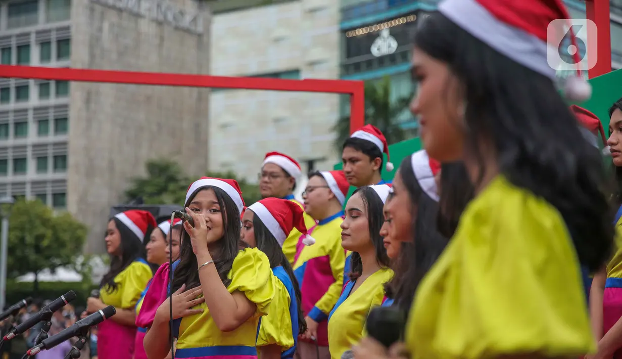 Grup vokal bernyanyi dalam acara Christmas Carol di Kawasan Bundaran HI, Jakarta, Kamis (22/12/2022). Pemerintah provinsi (Pemprov) DKI Jakarta kembali mengadakan Christmas Carol untuk merayakan Natal di Ibu Kota. Pagelaran ini diadakan mulai Rabu (21/12) hingga Jumat (23/12) dari pukul 15.30-17.30 WIB yang diselenggarakan di tiga titik, seperti Terowongan Kendal, kawasan Bundaran HI, dan Kota Tua. (Liputan6.com/Faizal Fanani)