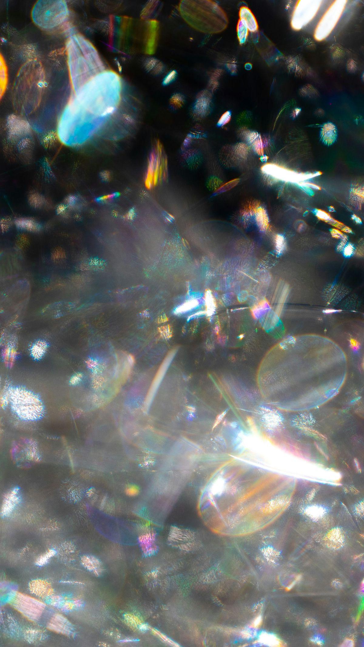 Berlian adalah salah satu bentuk allotropi dari karbon yang memiliki struktur kristal. Ini adalah substansi alam yang sangat keras, transparan, dan memiliki kemampuan luster yang tinggi. Berlian dikenal sebagai batu permata yang paling keras dan sering di