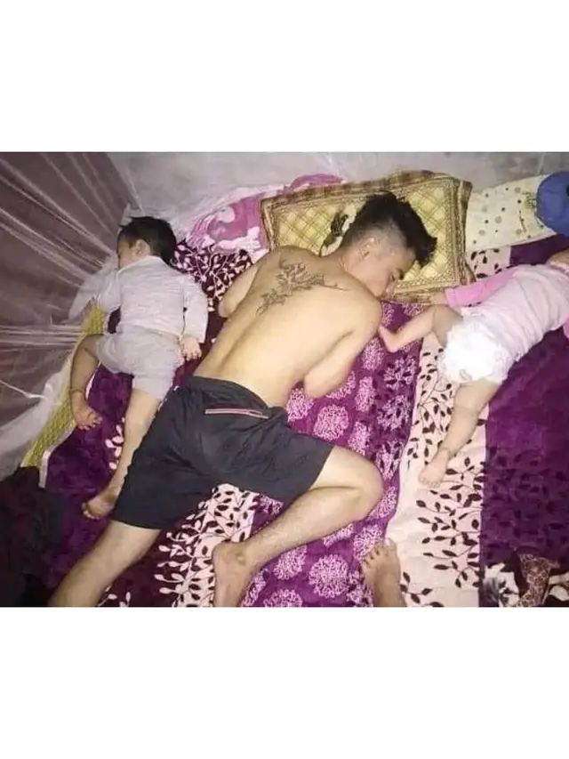 7 Potret Nyeleneh Bapak dan Anak Waktu Tidur Bareng, Posenya Kompak