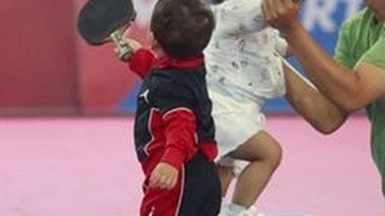 Baby L Naik Meja Pingpong