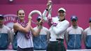 Maria Sharapova dan Aryna Sabalenka berpose dengan trofi mereka setelah bertanding pada final tunggal wanita melawan Aryna Sabalenka dari Belarus pada turnamen tenis Tianjin Open di Tianjin (15/10). (AFP Photo/Wang Zhao)