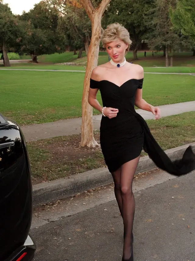 Bikin Kaget! Gaya Totalitas Elsa Hosk Pakai Revenge Dress untuk Kostum Halloween, Posenya Semirip Aslinya