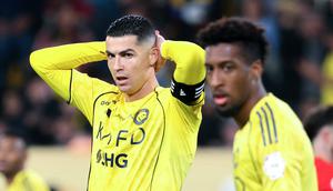 Pemain Al-Nassr, Cristiano Ronaldo, tampak kecewa setelah takluk dari Al-Qadisiyah pada laga Liga Arab Saudi di Stadion Al Awwal Park, Jumat (9/1/2026) dini hari WIB. (AFP/Fayez Nureldine)