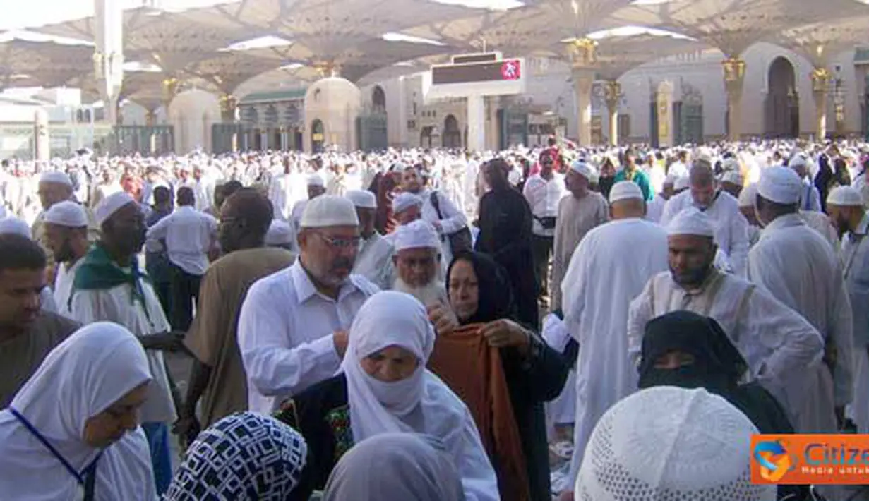 Citizen6, Arab Saudi: Suasana usai sholat Jumat di masjid Nabawi, Kota Madinah yang dipenuhi oleh para Haji. (Pengirim: Aribowo)
