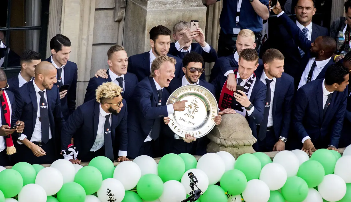 Para pemain Feyenoord memperlihatkan trofi juara Liga Eredivisie Belanda di Rotterdam (15/5). Feyenoord mengunci gelar liga musim ini dengan total 82 poin, unggul satu angka dari runner-up Ajax Amsterdam. (AFP Photo/ANP/Koen Van Weel/Netherlands Out)