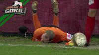 Video replay kejadian lucu yang terjadi di Jupiler Pro League ketika pesepak bola tak sengaja mencederai hakim garis.