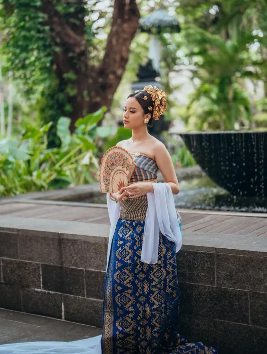 Anggi Marito tampil cantik dan anggun saat mengenakan baju adat Bali, jelang pernikahannya dengan Kenjiro Ganessha. [Foto: Instagram/anggimarito]
