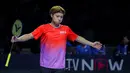 Pebulu tangkis Jepang, Kodai Naraoka dari tim Rockets melakukan selebrasi setelah mencetak poin dalam laga tunggal putra Badminton XL 2025 melawan Viktor Axelsen dari tim Lightning di Istora Senayan, Jakarta, Sabtu (04/10/2025). (Bola.com/Bagaskara Lazuardi)