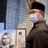 Ridwan Kamil mampir ke pelukis jalanan. Ia pun membeli sketsa lukisan wajahnya. (Foto: Instagram/@ridwankamil)