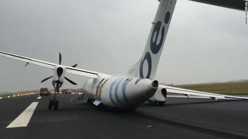 Pesawat Flybe yang mendarat miring ke kanan di Bandara Schiphol, Belanda. (CNN)