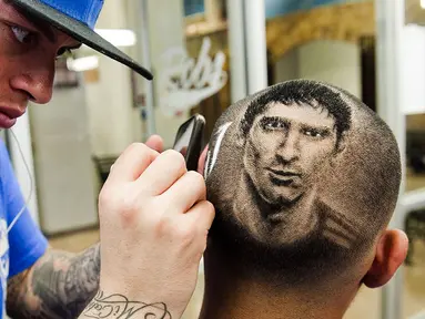 Salah satu suporter Argentina membuat lukisan wajah Lionel Messi di rambutnya di sebuah salon di San Antonio, Texas, (30/6/2014). (REUTERS/Ashley Landis)