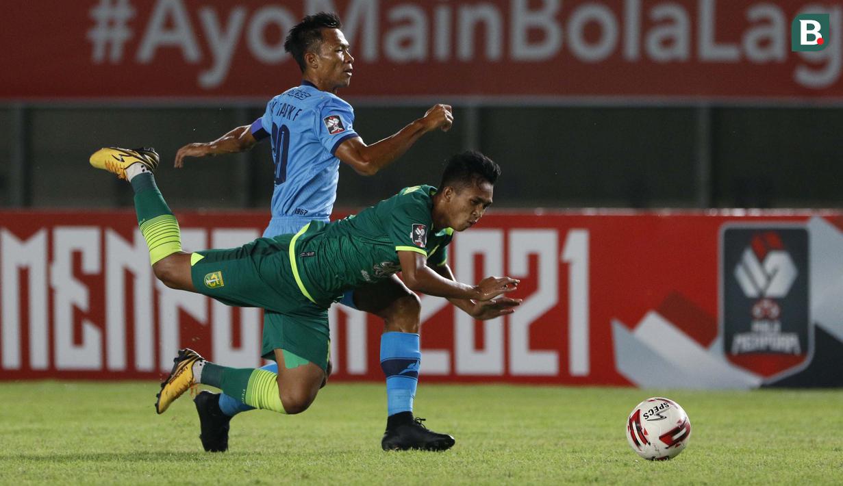 Bek Persela Lamongan, Eky Taufik Febrianto (belakang) menghadang laju pemain Persebaya Surabaya dalam laga Grup C Piala Menpora 2021 di Stadion Si Jalak Harupat, Bandung, Sabtu (3/4/2021). (Bola.com/Ikhwan Yanuar)
