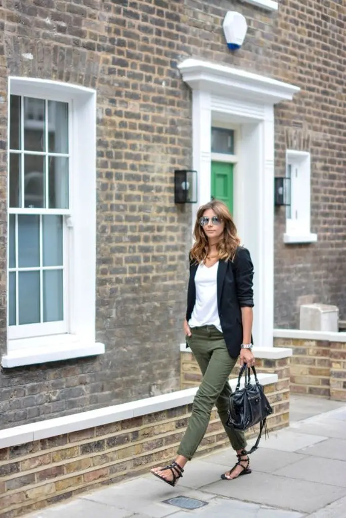 Padu padan blazer dan denim yang kece ala street styler. (Image: ejstyle.co.uk/Pinterest)