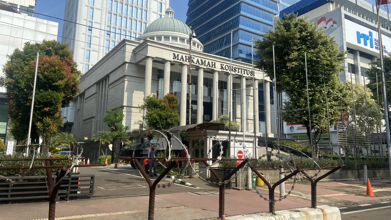 Gedung Mahkamah Konstitusi (MK) dipasangi tembok beton dan kawat berduri menjelang sidang perdana Perselisihan Hasil Pemilihan Umum (PHPU) Pilpres 2024 besok, Rabu, (26/3/2024).