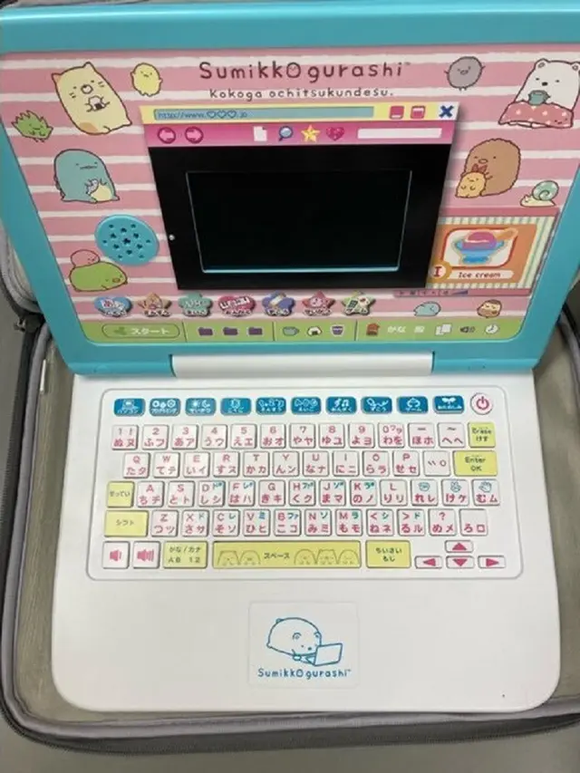 Kocak, Seorang Ayah Menghadiri Rapat Penting Dengan Laptop Mainan Anaknya