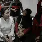 Menko PMK, Puan Maharani berbincang dengan salah satu pemudik di dalam kereta sebelum keberangkatan di Stasiun Senen, Jakarta, Rabu (21/6). Puan juga menggunakan topi kepala stasiun untuk menandai keberangkatan kereta. (Liputan6.com/Faizal Fanani)