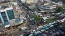 Kendaraan terjebak macet di kawasan Tanah Abang, Jakarta, Selasa (21/5). Laporan Oxford Economics berjudul Global Cities 2018 menyebut Jakarta akan jadi kota dengan jumlah penduduk terbesar di dunia pada 2035, yakni 38 juta jiwa. (Liputan6.com/Immanuel Antonius)