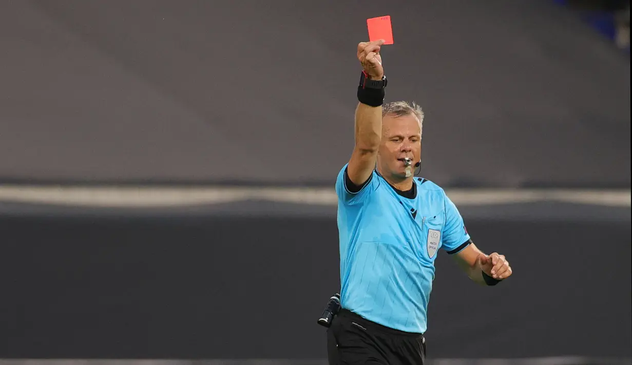 Setiap wasit tentunya penuh pertimbangan ketika akan mengeluarkan kartu merah saat akan menghukum seseorang. Tapi ketika pemain sudah bermain kasar wasit pun harus tegas untuk mengeluarkan pemain tersebut. (AFP/Pool/Friedemann Vogel )